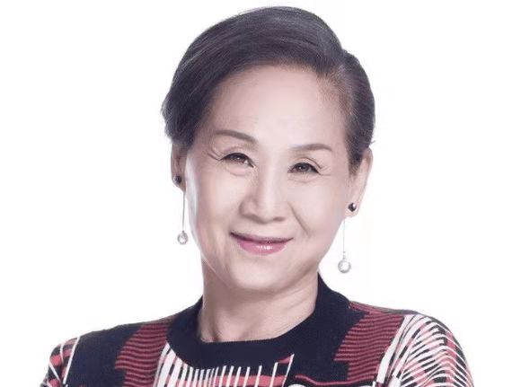 58歲開始拍戲,73歲成“百億老太太”,她的故事遠比你想得更精彩 58歲開始拍戲,73歲成“百億老太太”,她的故事遠比你想得更精彩