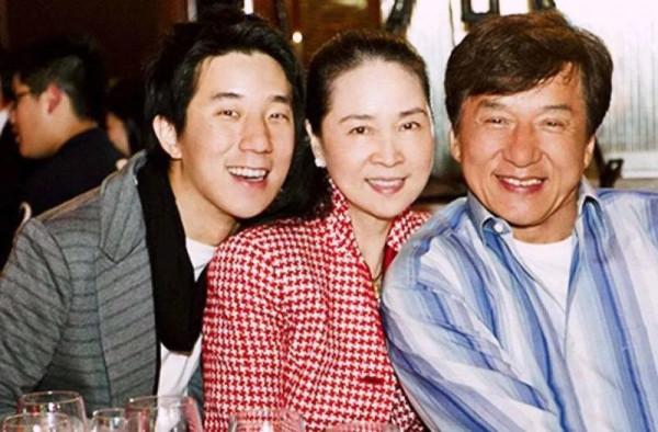 割腕自殺、告母入獄,成龍女兒這是反擊報復還是無限作妖? 割腕自殺、告母入獄,成龍女兒這是反擊報復還是無限作妖?