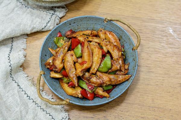 追劇零食，滑嫩解饞的辣椒炒雞翅尖，只要幾滴油營養美味不油膩