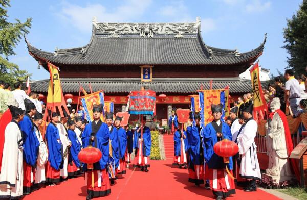 在傳統文化的河流中，泅渡，遊憩，俯仰，沉醉，吟詠，創造出輝煌