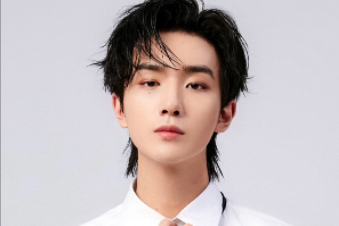 媽媽患白血病,23歲男星李宏毅連夜回家,抽血配型救母親 媽媽患白血病,23歲男星李宏毅連夜回家,抽血配型救母親