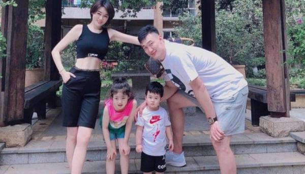 山東中鋒獲兩年續約，已為廣東隊奪8個總冠軍，空姐妻子貌美如花