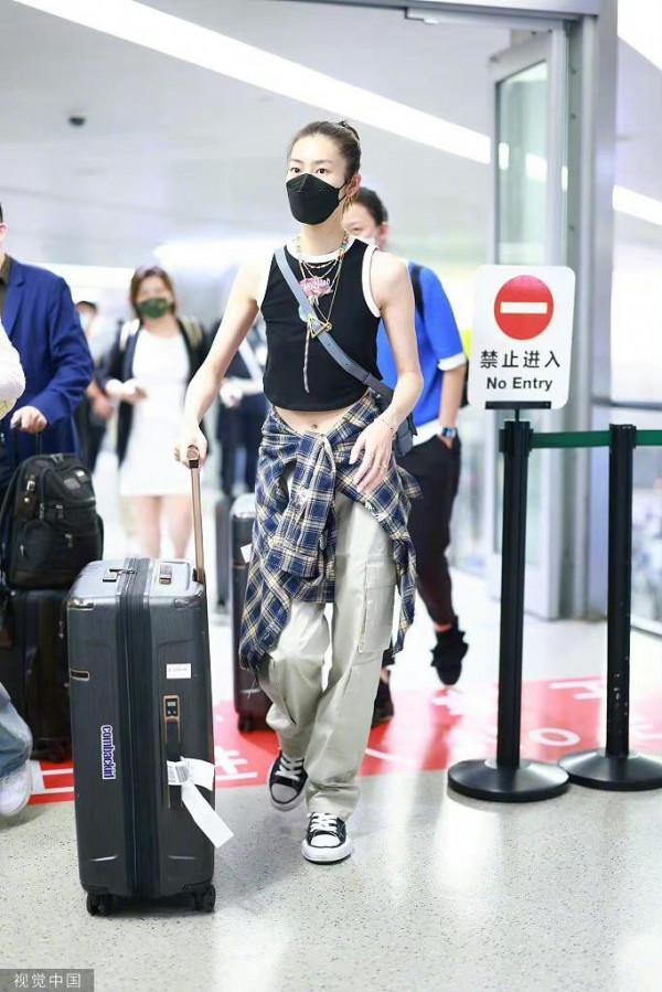 劉雯私服,小背心配牛仔褲,腰間繫著格子衫,好活力的大表姐 劉雯私服,小背心配牛仔褲,腰間繫著格子衫,好活力的大表姐