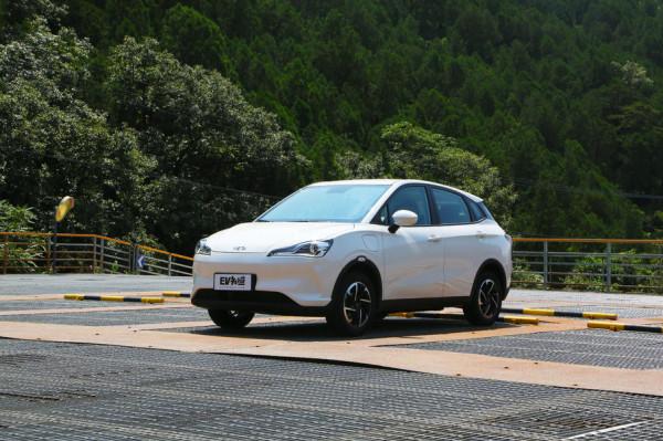 實測百公里電耗低至11.9千瓦時，哪吒V續航測試，究竟能跑多遠？