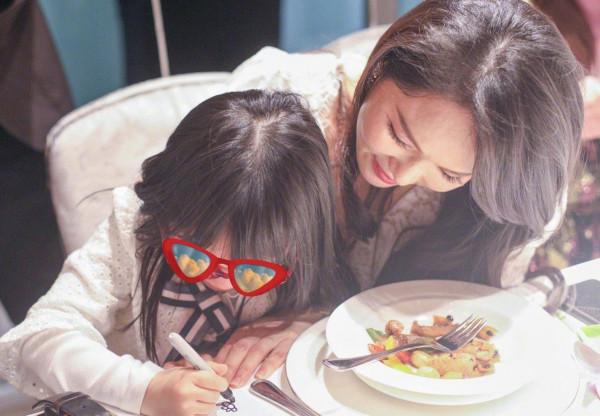 5歲女兒在上海讀書奶奶帶，性格敏感，秦昊：很焦慮沒時間陪孩子