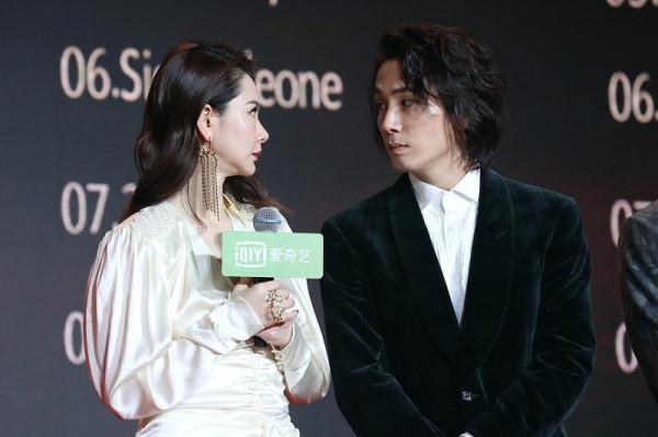 李承鉉戚薇把日子過成“偶像劇”,溫馨對視也太甜,穿衣也要配對 李承鉉戚薇把日子過成“偶像劇”,溫馨對視也太甜,穿衣也要配對