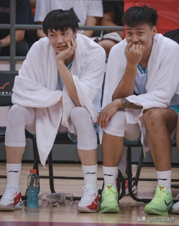 杜鋒選擇胡明軒棄用任駿飛,50歲胡媽媽已到賽場,氣質出眾人氣高 杜鋒選擇胡明軒棄用任駿飛,50歲胡媽媽已到賽場,氣質出眾人氣高