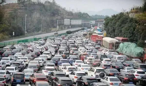 面對全員核酸這種流量洪峰，總有健康碼會崩的