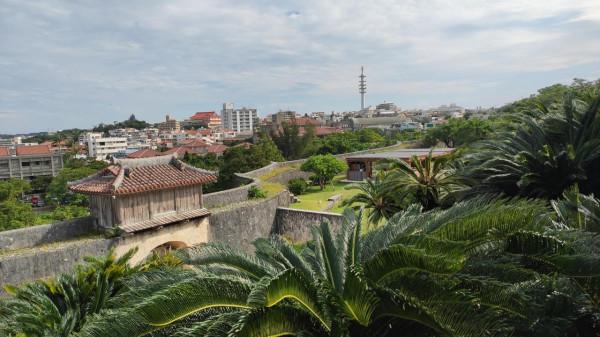 日本沖繩島自駕遊(一)，那霸市內閒逛，僥倖看到了焚燬前的首裡城