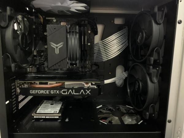 自己組裝的一臺電腦 看著還可以