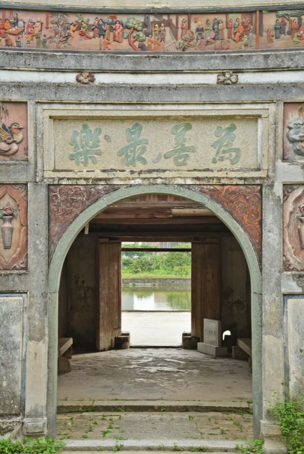 200多年曆史的客家圍屋,有兩個足球場大,卻被荒草掩蓋 200多年曆史的客家圍屋,有兩個足球場大,卻被荒草掩蓋