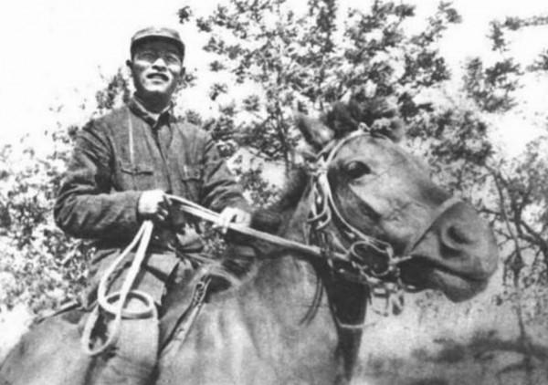 彭雪楓犧牲後,周恩來勸說其遺孀改嫁,兒子後來成上將 彭雪楓犧牲後,周恩來勸說其遺孀改嫁,兒子後來成上將