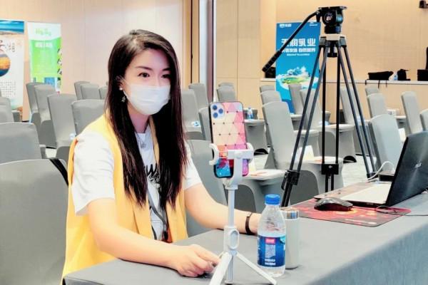 1年有150天住酒店，44次旅行，47次飛行！這江南女子怎麼做到的？