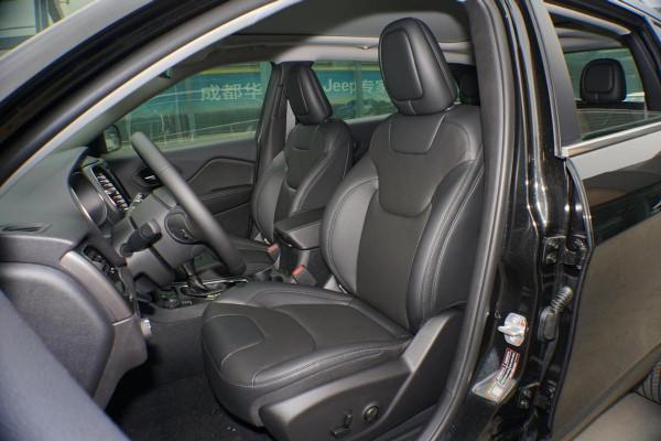 配2.0T+9AT 動力,還帶四驅,越野家用兩不誤,解析Jeep自由光 配2.0T+9AT 動力,還帶四驅,越野家用兩不誤,解析Jeep自由光