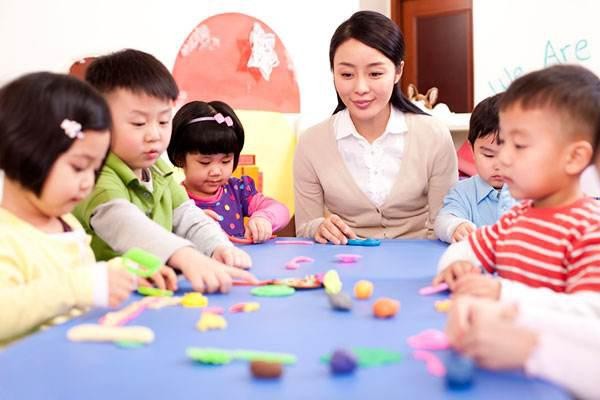 退休老教授每天帶娃玩,媽媽不滿,娃上學後的超強專注力讓人歎服 退休老教授每天帶娃玩,媽媽不滿,娃上學後的超強專注力讓人歎服