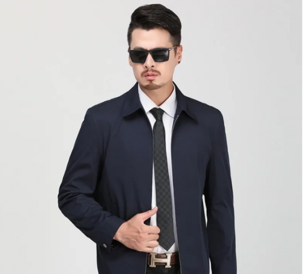 有一種男裝叫：“翻領夾克”，大方又得體，上班穿剛剛好