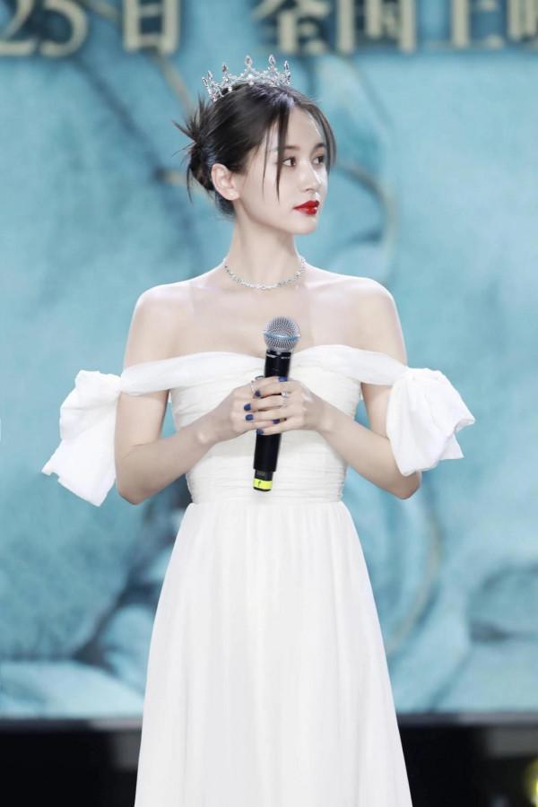 明星美圖秀-小個子的王子文氣場強大，一襲抹胸長禮服很顯身材