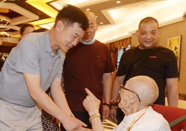 76年後的重逢:94歲抗戰老兵尋親,找到兩個弟弟的後人 76年後的重逢:94歲抗戰老兵尋親,找到兩個弟弟的後人