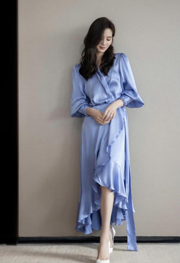 有一種高階感叫劉詩詩穿真絲連衣裙，明明很簡單，她卻穿出國際範