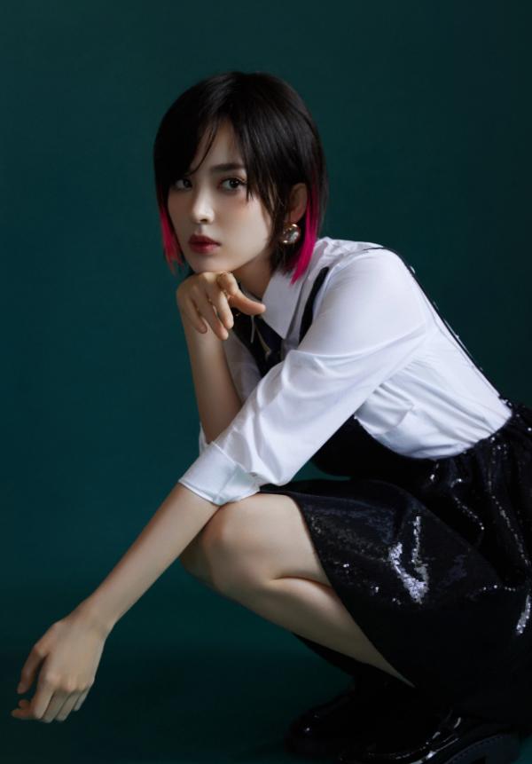 娜扎化身甜酷女孩，白襯衣搭個性領帶，粉色挑染短髮酷颯有型