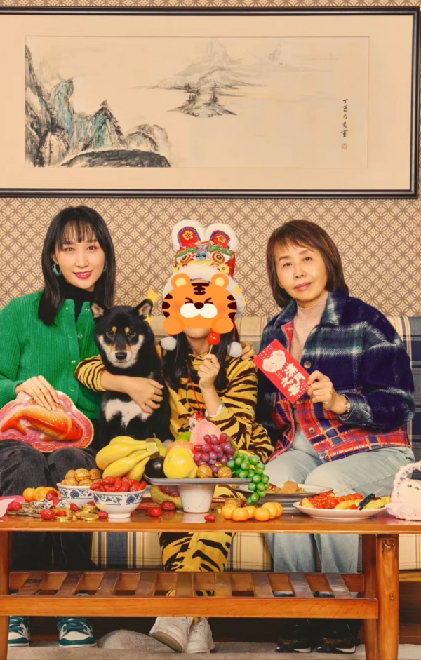 雷佳音妻子罕曬全家福,10歲女兒打扮摩登,婆婆首露正臉更像母女 雷佳音妻子罕曬全家福,10歲女兒打扮摩登,婆婆首露正臉更像母女