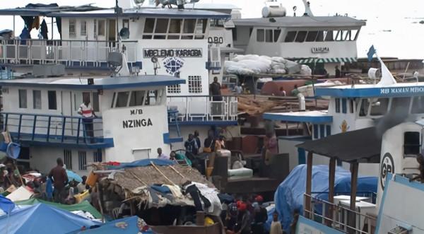 非洲玩命貨船,在剛果河上載2000人,隨時都要翻船 非洲玩命貨船,在剛果河上載2000人,隨時都要翻船