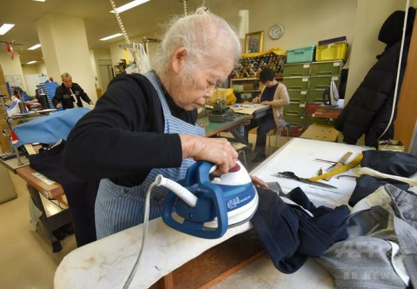 老齡化問題多嚴重？78歲老人“高空”作業身亡！意外揭開日本真相