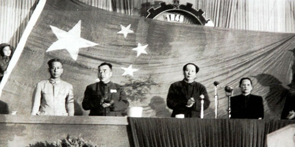 1949年，他設計的五星紅旗當選為國旗，毛主席盛讚：就是要大團結