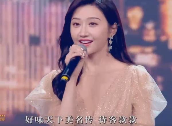 大灣區晚會群星爭奇鬥豔:王菲穿白裙如仙女,趙麗穎素色裙顯身材 大灣區晚會群星爭奇鬥豔:王菲穿白裙如仙女,趙麗穎素色裙顯身材