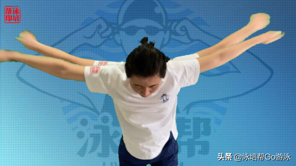 蝶泳移臂：更輕鬆地出水，不掙扎