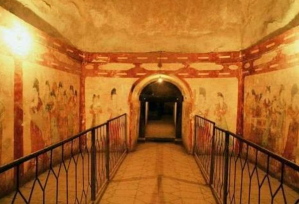 這個盜墓賊太倒黴,和同伴內訌被封於唐代古墓中,牆角枯坐上千年 這個盜墓賊太倒黴,和同伴內訌被封於唐代古墓中,牆角枯坐上千年