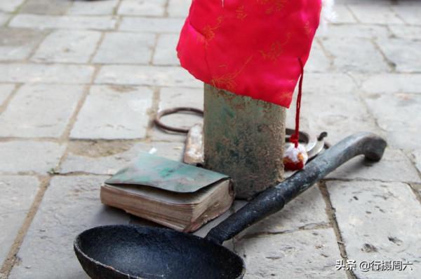 山西農民走村串巷做怪生意，收舊貨藏回家不賣1件，另有所圖