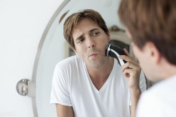 你會刮鬍子麼？是不是你每次刮完鬍子都會感覺臉上火辣辣的疼