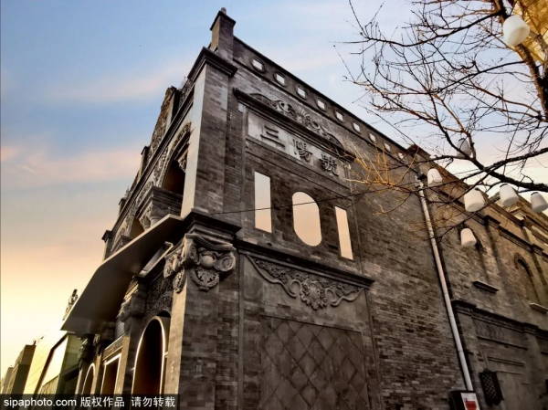 緊挨前門,距天安門僅800米的歷史街區,藏著“京城商業第一樓”! 緊挨前門,距天安門僅800米的歷史街區,藏著“京城商業第一樓”!