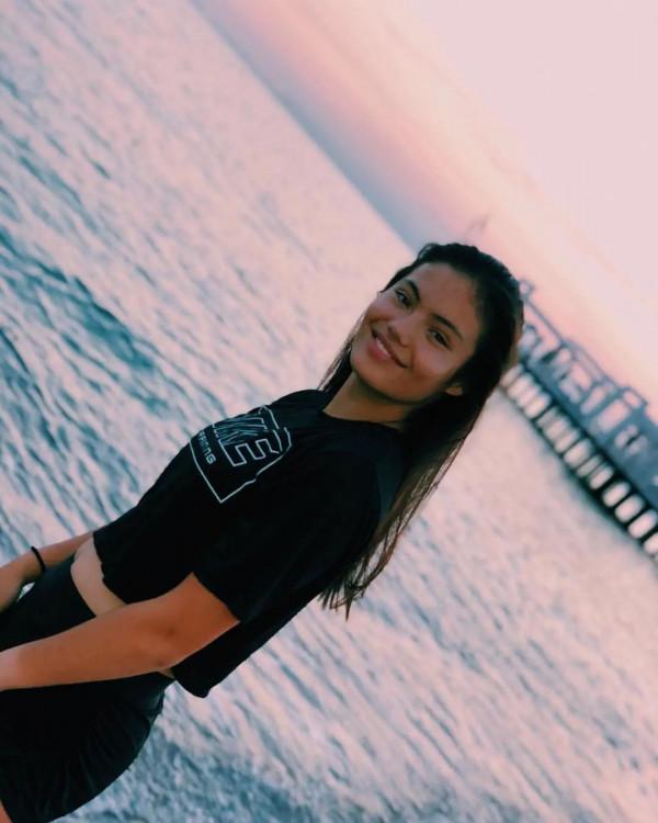 時尚圈和英王室寵愛的18歲華裔女孩，東北話說得好溜