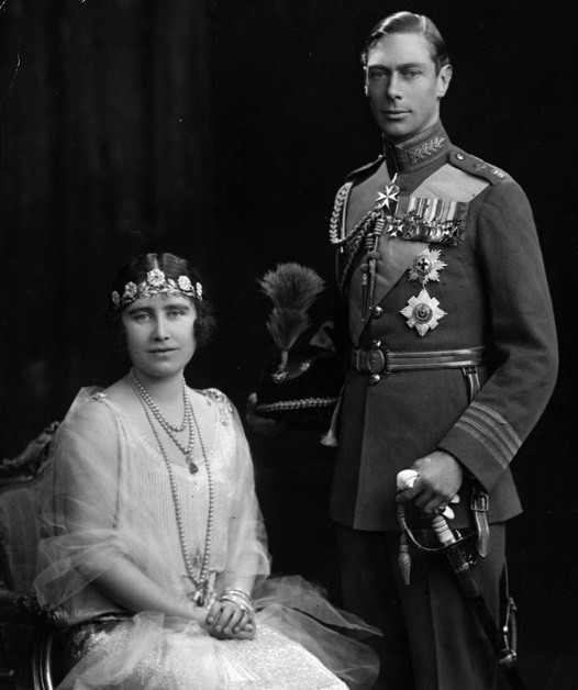 伊麗莎白王太后最疼查爾斯，102歲去世，1400萬遺產大半留給哈里