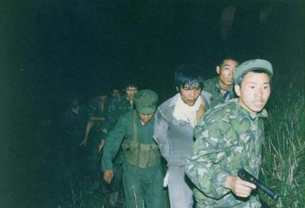 越軍女兵端著槍，和解放軍偵察兵擦身而過，卻毫無察覺