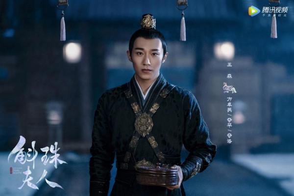 在《斛珠夫人》演楊冪哥哥，戲外卻比她小三歲，還和吳京演過戰狼