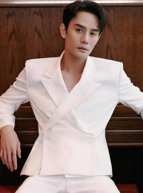 王凱白色交叉前襟西服套裝，清爽不油膩，太好看了，優雅王子