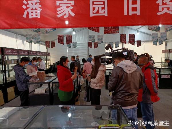 第三屆古舊書博覽會上古董書琳琅滿目，讓觀者大飽眼福，大開眼界