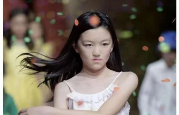 有一種整容叫王菲李亞鵬的女兒，大眼睛小嘴巴，越長越像媽媽