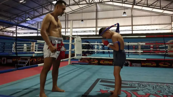 是什麼讓年輕人付費打架？