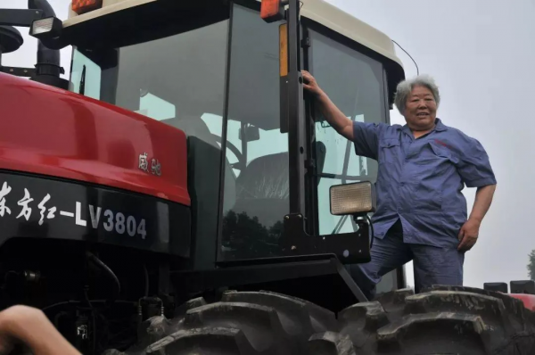 新中國第一代女拖拉機手：當初開荒時，狼就跟在後面撿老鼠吃