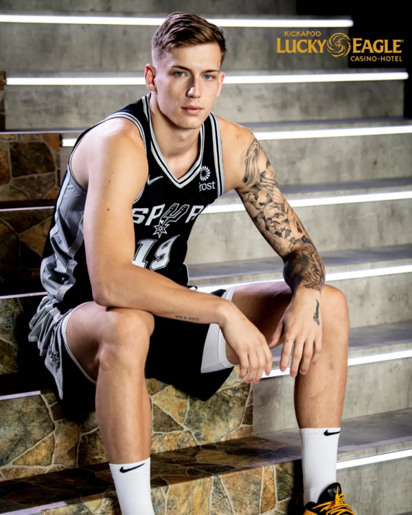 馬刺裁掉首輪19順位的盧卡，長得帥確實不能當飯吃