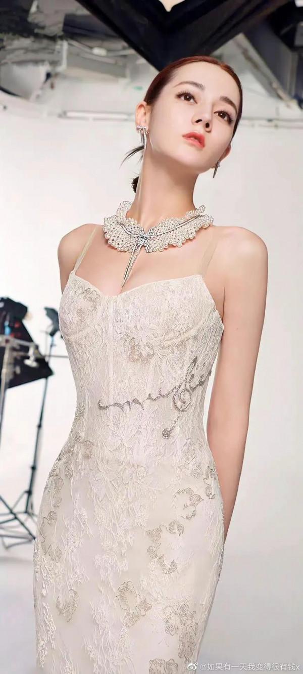 迪麗熱巴年度最佳女神照，滿螢幕都是荷爾蒙，戀愛的味道來了