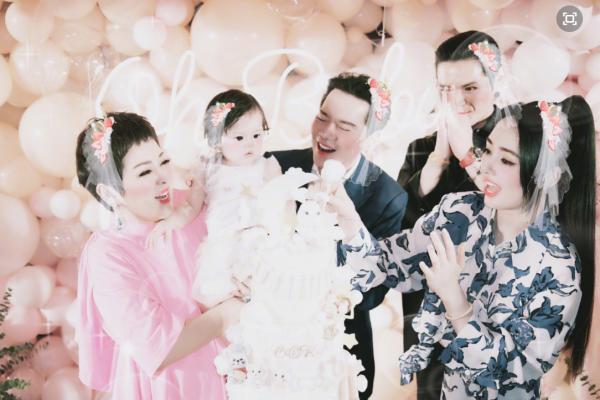 向佐陪妻女逛商場被拍,郭碧婷全程緊挨著老公,橫掃奢侈品心情好 向佐陪妻女逛商場被拍,郭碧婷全程緊挨著老公,橫掃奢侈品心情好