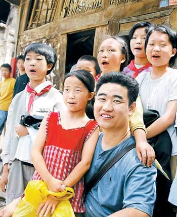 歌手叢飛捐光300萬，得病卻無人問津，愛女成孤兒如今怎麼樣？