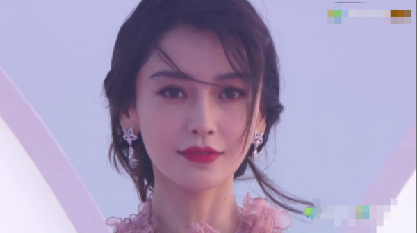 輕則受凍、重則進醫院，為了走紅毯，明星們都“卷”成啥樣了？