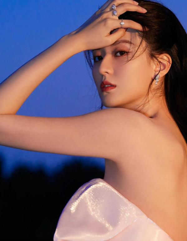 喬欣女神穿粉色長裙迎著和煦陽光閉目欣賞，好像很享受的樣子羨慕