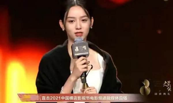 橫店紅毯劉浩存拿大獎太長臉!曾黎化濃妝太老氣,徐帆大佬範十足 橫店紅毯劉浩存拿大獎太長臉!曾黎化濃妝太老氣,徐帆大佬範十足